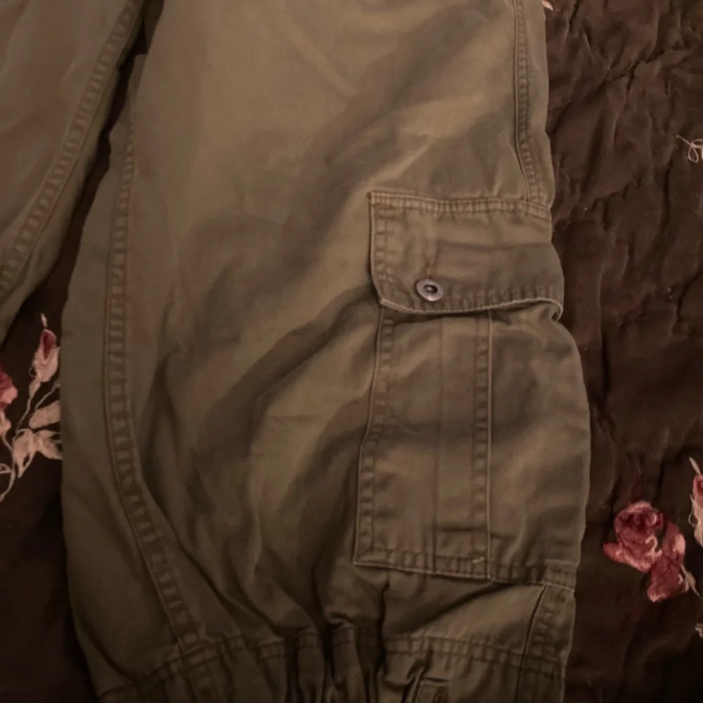 Levis  army, green, cargo capris - Picture 3 of 8